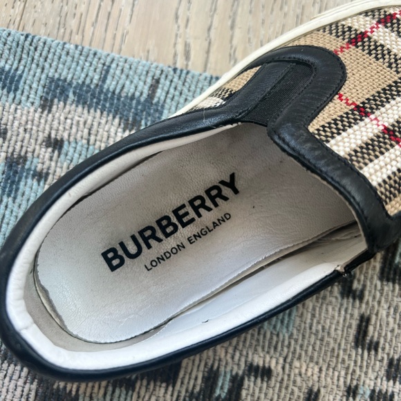 Burberry slip on size 5 - Picture 7 of 9